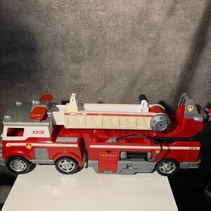 Paw Patrol Ultimate Rescue Fire Truck  Extendable 2ft Ladder Lights Siren